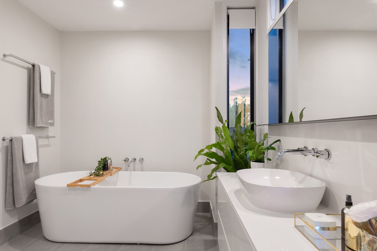 Baño reformado en Barcelona con ducha moderna y acabados claros